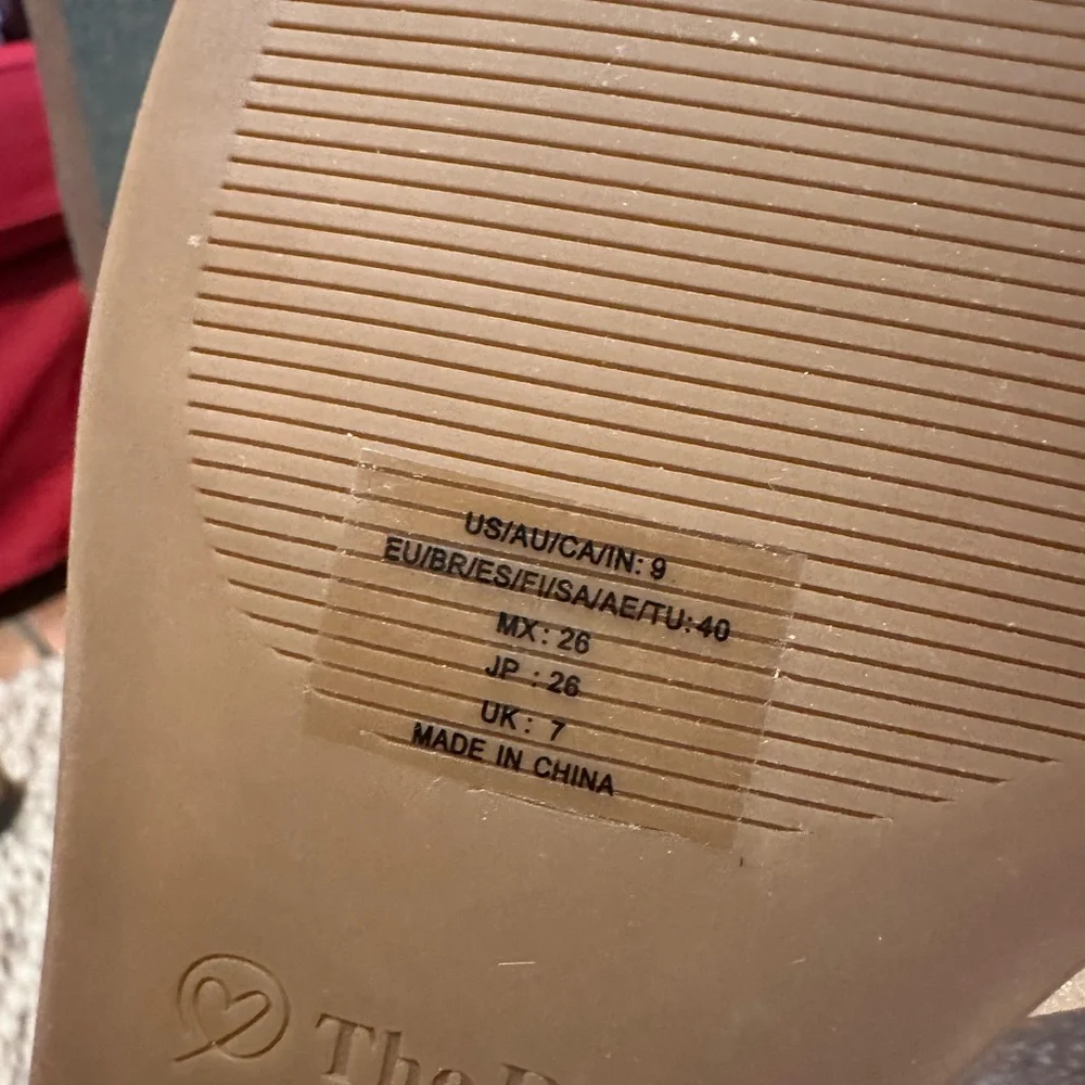 3 for 1 cute sandals! Size 9-9.5 - Picture 5 of 12